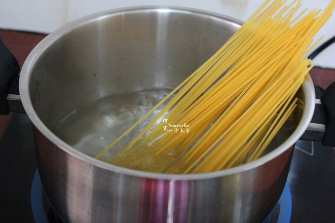 Stir-fried Spaghetti with Chicken Breast recipe