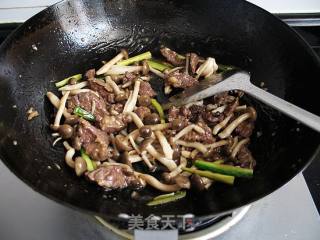 Stir-fried Beef with Fresh Mushrooms recipe