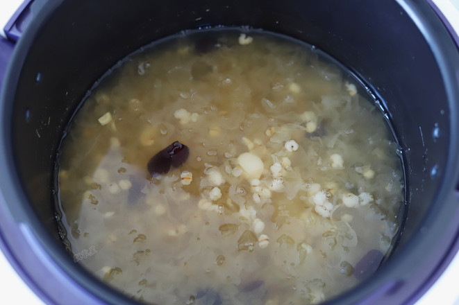 Barley, Red Dates and Tremella Soup recipe