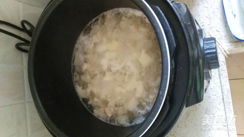 Tremella Lily and Snow Pear Soup recipe