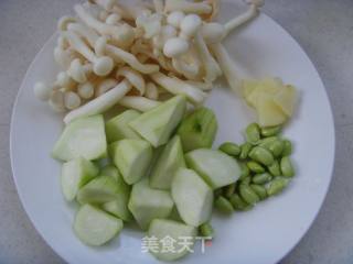 Sweet and Delicious---stewed Loofah with Edamame recipe