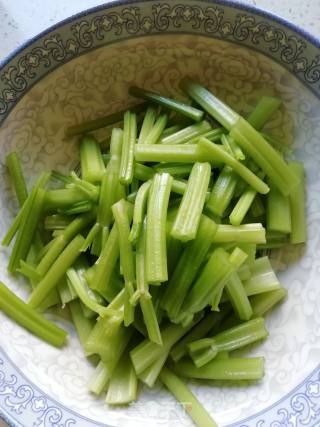Stir-fried Shredded Potatoes with Celery recipe