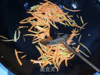 Stir-fried Shredded Pork with Cilantro and Carrots recipe