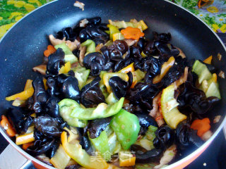 Stir-fried Fungus with Mushrooms and Green Peppers recipe