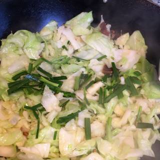 Stir-fried Cabbage with Chives and Oil Residue recipe