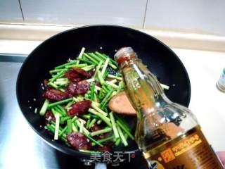 Family Fried "spicy Sausage Stir-fried Garlic Seedlings" recipe