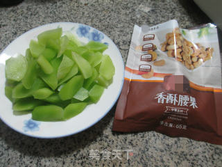 Stir-fried Lettuce with Crispy Cashew Nuts recipe