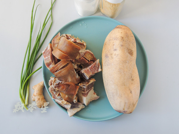 The Most Suitable Soup for Warming The Stomach in Winter-braised Pig's Feet with Lotus Root recipe