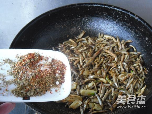 Stir-fried Small Dried Fish with Garlic recipe