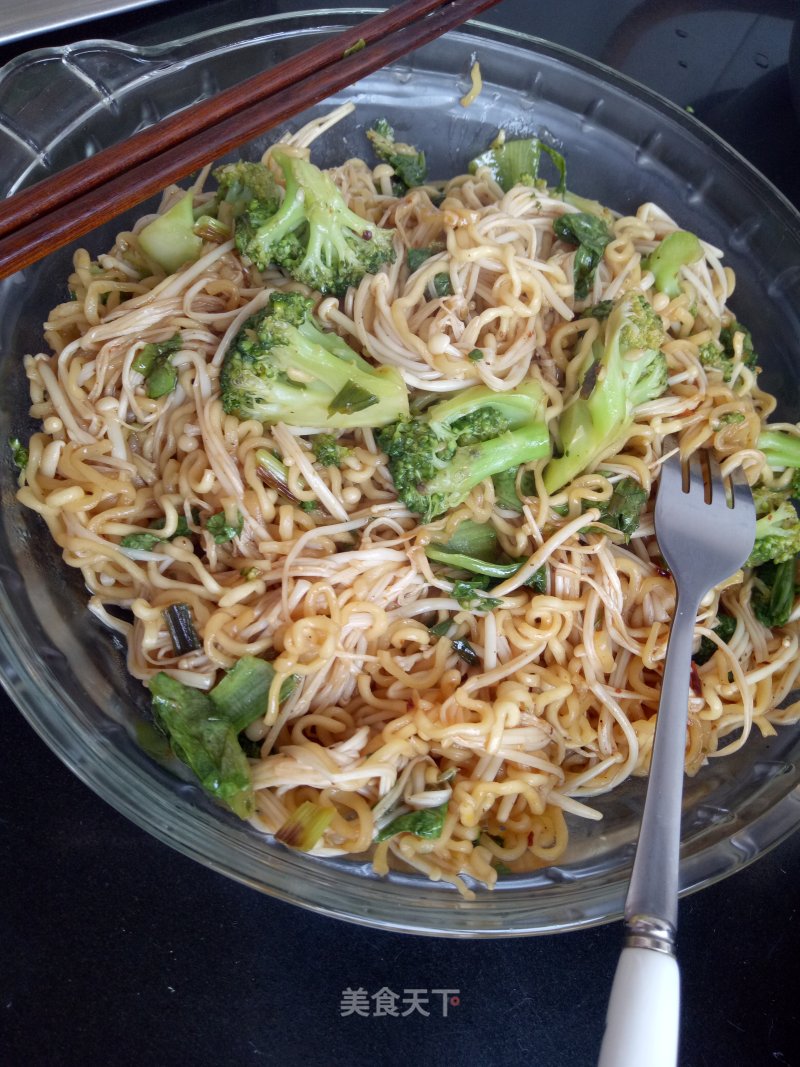 Nutritious and Simple Fried Instant Noodles recipe
