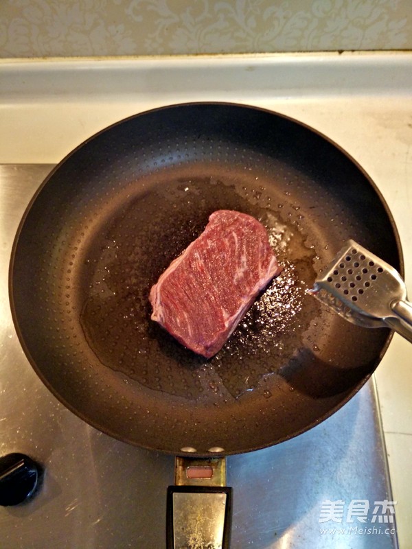 Pan-fried Beef Shoulder and Instant Korean Fried Noodles recipe