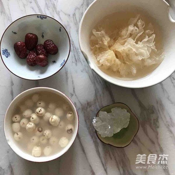 Rock Sugar Tremella Lotus Seed Soup recipe