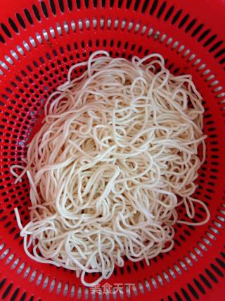 Stir-fried Dry Noodles with Fungus and Potato Leaves recipe