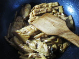 Braised Bamboo Shoots with Medium Fin Oil and Bean Strip recipe