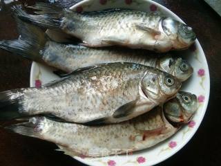 Pan-fried Small Crucian Carp recipe