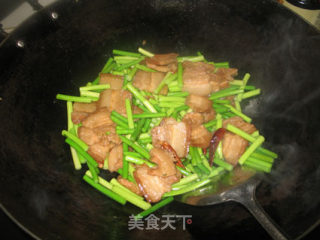 Stir-fried Pork with Garlic Sprouts recipe