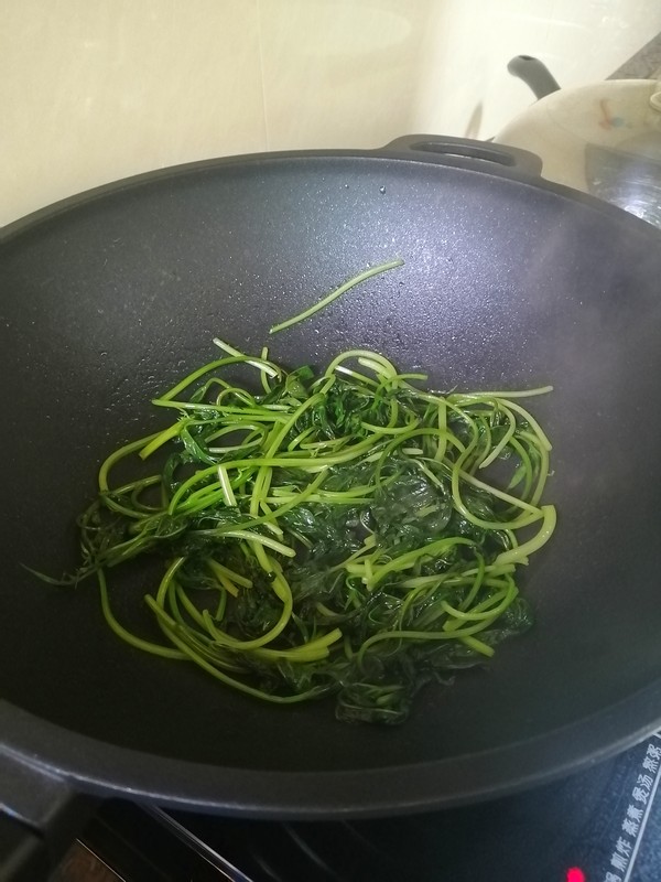 Xiaobai Makes Food~~sweet Potato Leaf Fried Noodles recipe