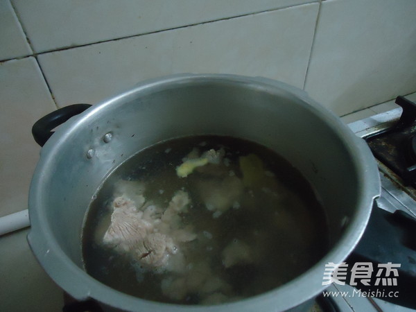 Red Mushroom Pork Bone Soup recipe