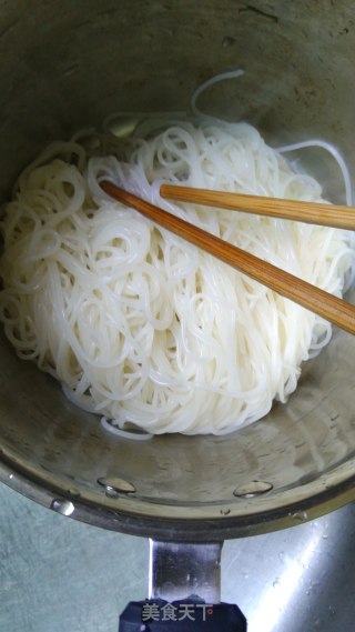 Appetizing Hot and Sour Bee Hoon with Sour Cucumber Bone Soup recipe