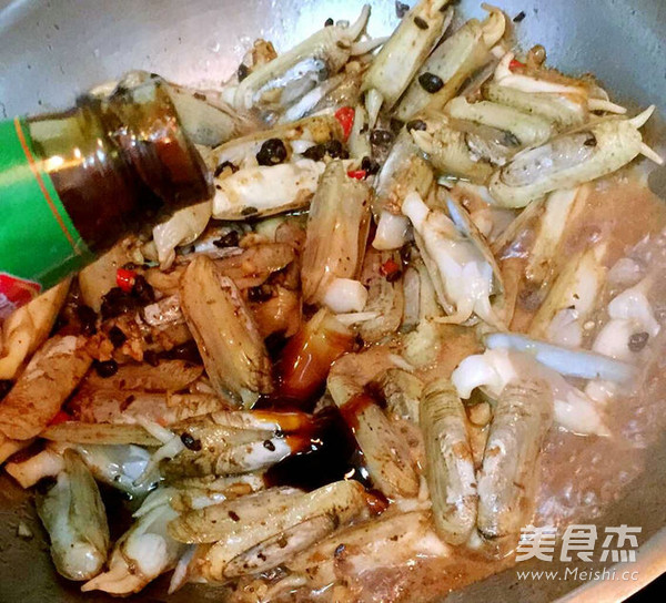 Stir-fried Razor Clams with Garlic and Black Pepper recipe