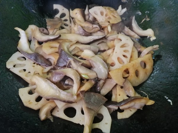 Scrambled Eggs with Mushroom and Lotus Root Slices recipe