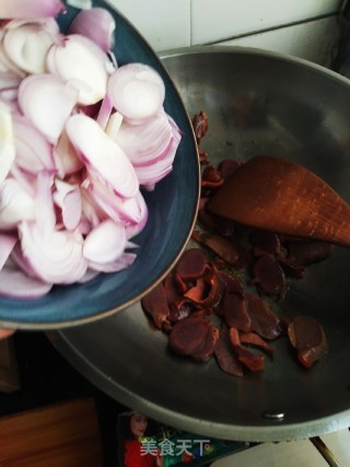 Goose Zhen Stir-fried Xiaomao Onion recipe
