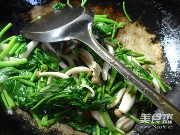 Stir-fried Water Spinach with Crab Mushrooms recipe