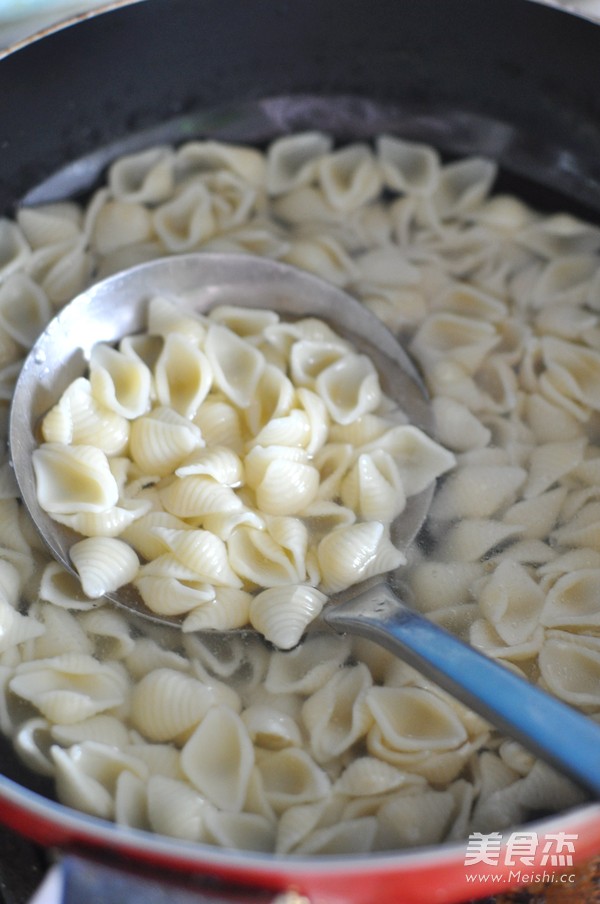 Sausage Milk Stewed Shell Noodles recipe