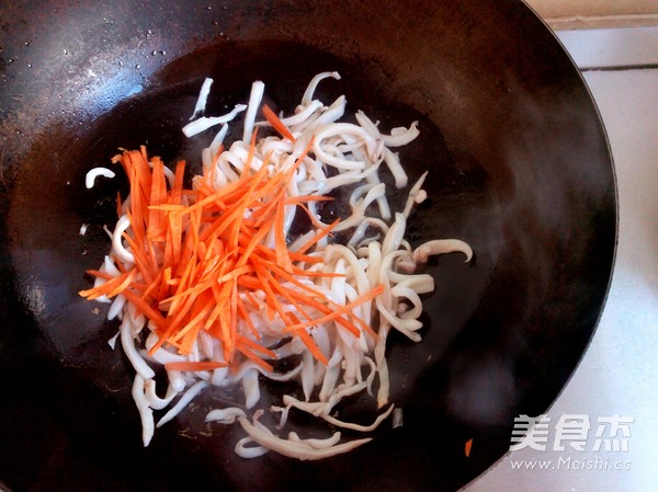 Squid Shredded Silver Bud in Hot Pot recipe