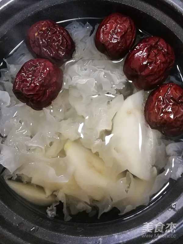 Tremella, Lotus Seed, Lily and Red Date Soup with Rock Sugar recipe