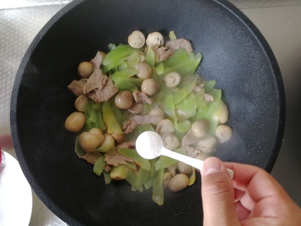 Stir-fried Pork with Straw Mushroom and Lettuce recipe