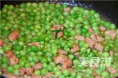 Fried Diced Pork with Small Peas recipe