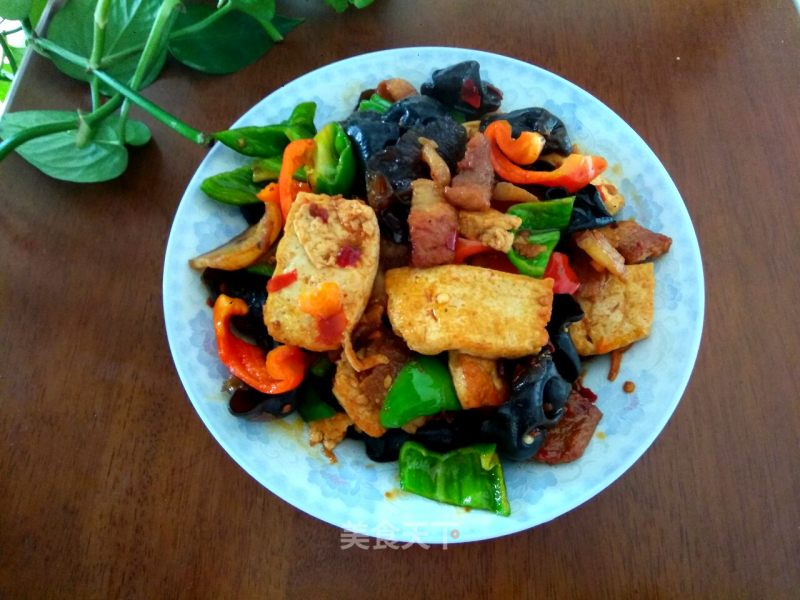 Stir-fried Tofu with Pork Belly and Fungus recipe