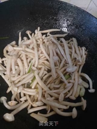 Stir-fried White Jade Mushroom with Fungus and Green Pepper recipe