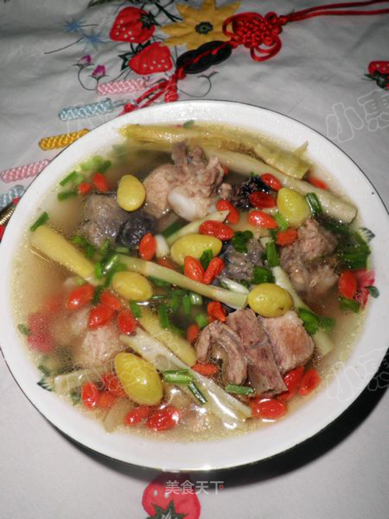 Twenty-one Nourishing and Nutritious Soup of The New Year Dishes-----stewed Silky Chicken Ginkgo Ribs Soup recipe