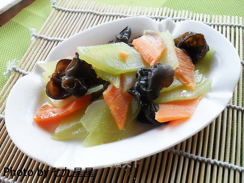 A Healthy Vegetarian Dish from Qijiu Xingxing Home-stir-fried Lettuce with Fungus recipe