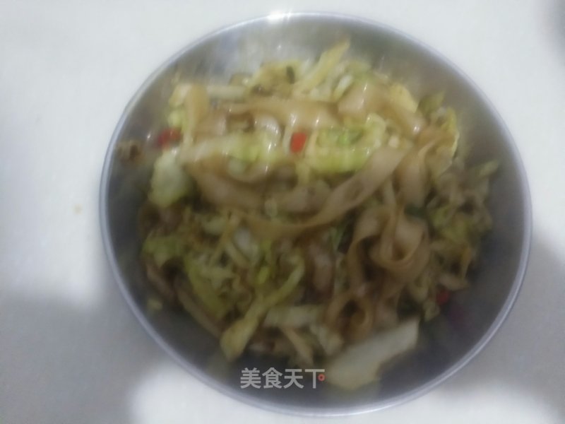 Stir-fried Wide Noodles with Cabbage
