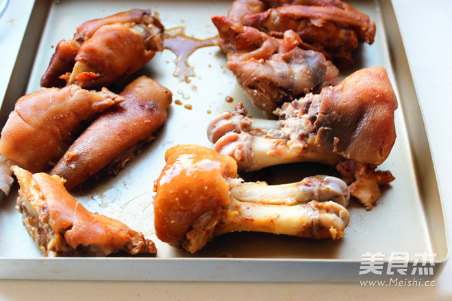 Spicy Roasted Pork Trotters recipe