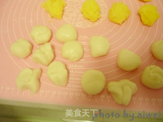 Snowy Mooncakes with Custard Filling recipe