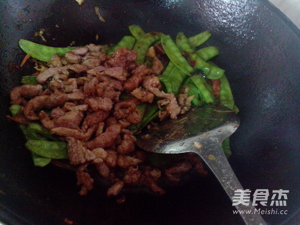 Stir-fried Lean Pork with Snow Peas recipe