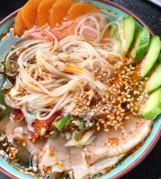 "lazy Meal" Sour and Spicy Noodle Soup with Seasonal Vegetables and Pork recipe