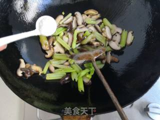 Stir-fried Celery with Shiitake Mushrooms recipe