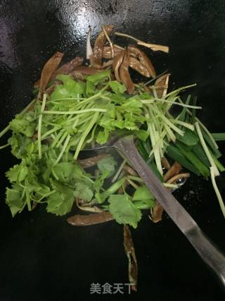 Stir-fried Pork Tripe with Parsley and Garlic Sprouts recipe