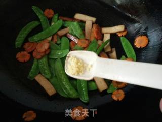 Stir-fried Marinated Peas recipe