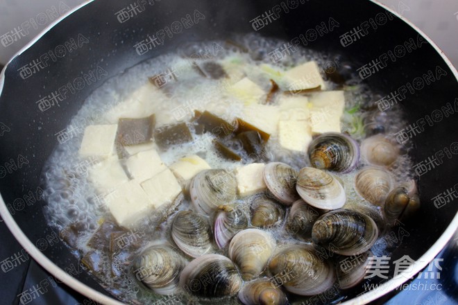 Stewed Seaweed with Clams and Tofu recipe