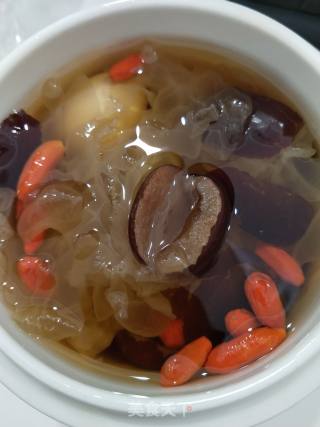 Stewed Red Dates and White Fungus with Quail Eggs and Snow Lotus Seeds recipe