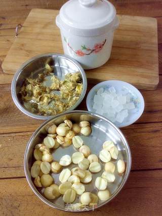 Lotus Seeds and Chrysanthemum Stewed with Rock Sugar recipe