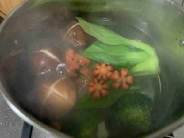 #中卓牛骨汤面# Instant Noodles with Grilled Sausage and Egg Spicy Beef Bone Soup recipe