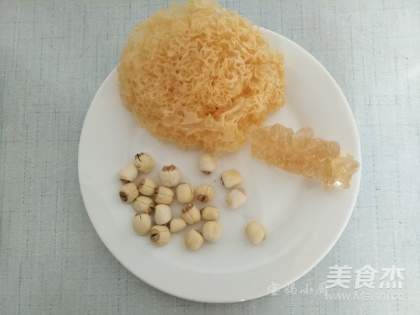 Lotus Seed and Tremella Soup recipe