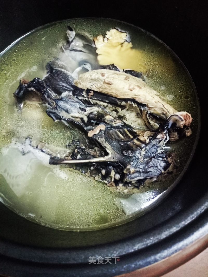 Stewed Black-bone Chicken Soup with Tianma recipe